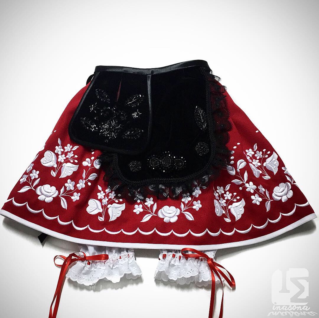 Inasona_Es's tweet photo. Trajes Tradicionales Extremeños.
Refajos Extremeños - Faltriqueras - Mandiles - Pololos.
#inasona #trajesregionales #refajosextremeños #mandil #faltriqueras #pololos #hechosamano #artesanía #moraleja #MadeInExtremadura #handmadeinasona #bordados https://t.co/q45iMU8a56