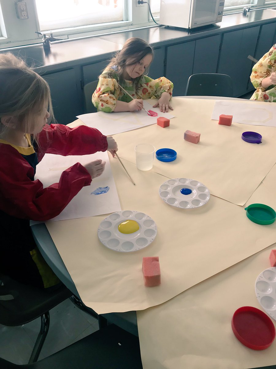 MissRutzki's tweet photo. Exploring primary colours with sponges and paintbrushes 👩🏼‍🎨 they were amazed at the colours they created #kindergartenart #gradeoneart @WapellaSchool https://t.co/3KHFOsDMyH
