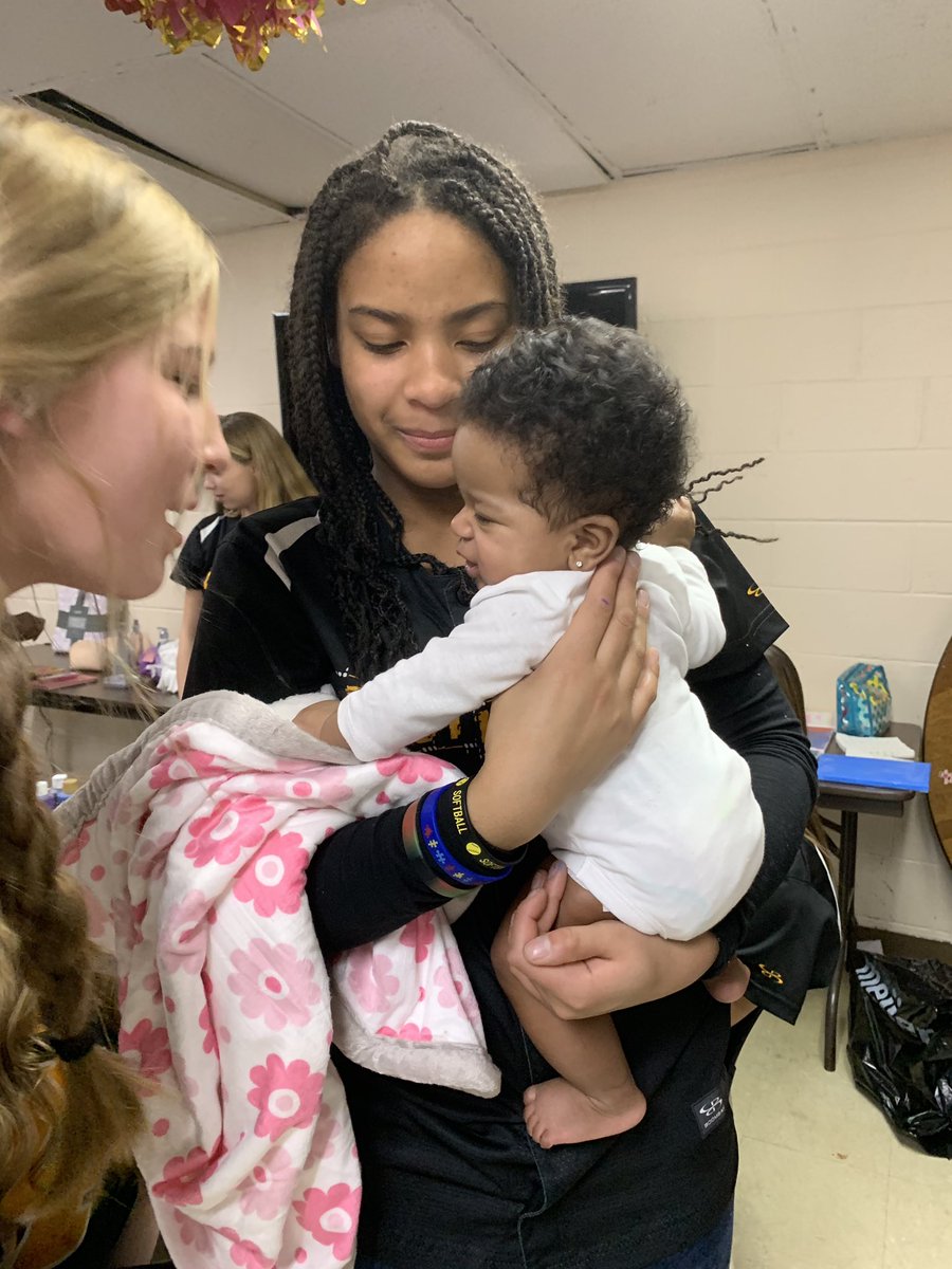 CalebWProject's tweet photo. Had a great game night tonight! Huge thank you to the Michigan Outlaws softball team for sponsoring and volunteering! #GIVE #LOVE https://t.co/VamjwufCTJ