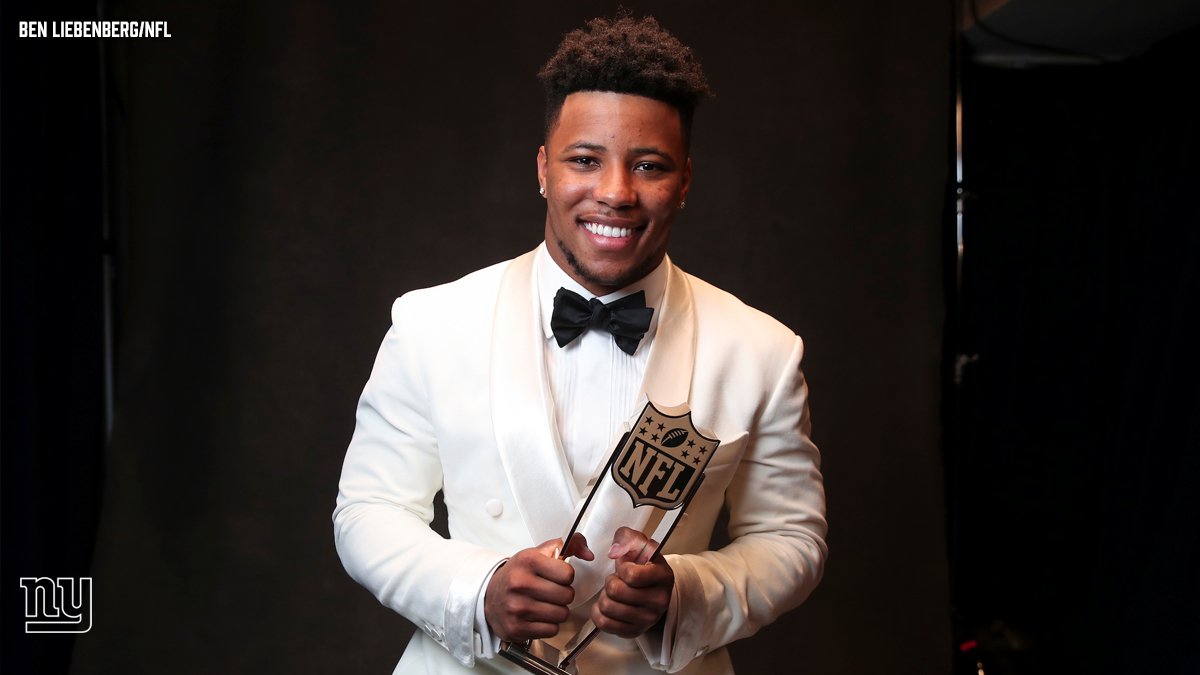 Giants's tweet image. RT to congratulate @saquon on winning AP Offensive Rookie of the Year!