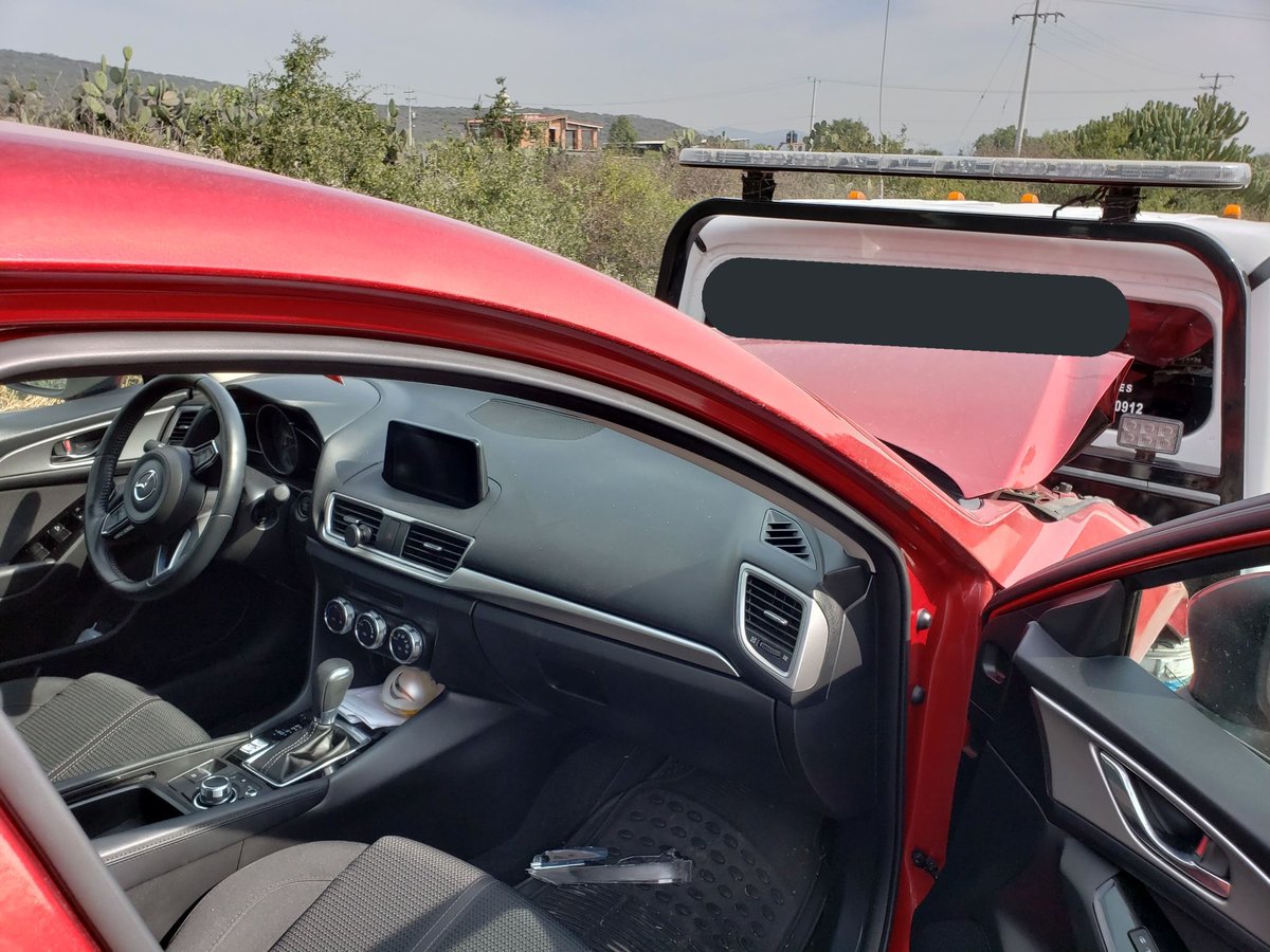 BersoGomez's tweet photo. Ayuda! Tuve un accidente en mi Mazda 3 2018. Un choque de frente y no salieron las bolsas de aire. Quiero meter un reclamo pero en atención a clientes me dicen  que no pueden hacer nada y que proceda como crea conveniente. ¿Qué debo hacer? #Mazda #Querétaro @MazdaOficial https://t.co/1QaN1TuTOO