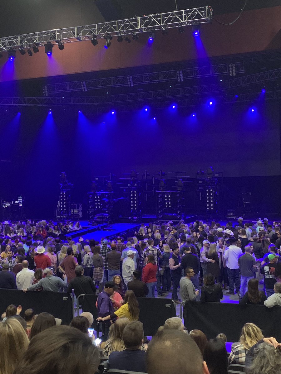 kmrutledgepv's tweet photo. Waiting for Old Dominion with Doug at Choctaw! https://t.co/ov5kXI1QXI