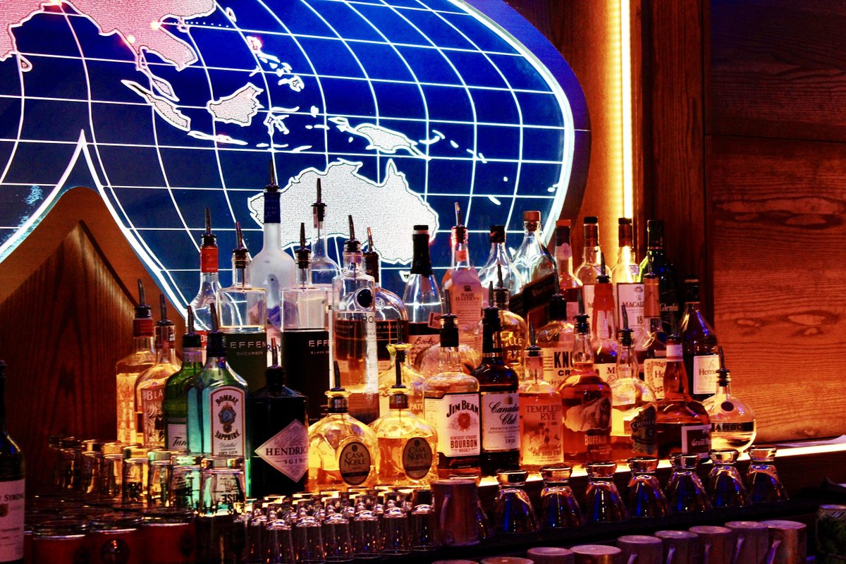 SafeHouse_CHI's tweet image. Need a reason to stop by for an after-dark mission? Here you go. 😏
 
Live DJ, $7 Malort shots, $7 @Stoli cocktails and our Late Night #HappyHour.

The Late Night Dance Party starts at 10! 💃🕺

#safehousechicago #spybar #speakeasy #chicagohappyhour