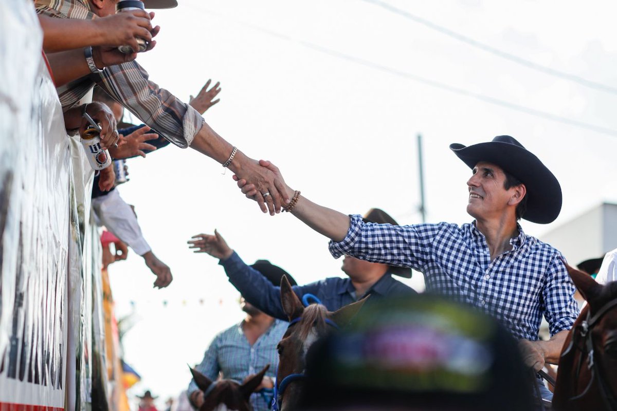 romuloroux's tweet photo. ¡Hoy la pasamos en grande con la gente de #Bugaba! La tradicional cabalgata en honor a la Virgen de la Candelaria fue todo un éxito. 

El sector agropecuario tiene optimismo y esperanza en que pronto llegará el cambio.
#DespertemosPanamá. https://t.co/QzJINBLge2