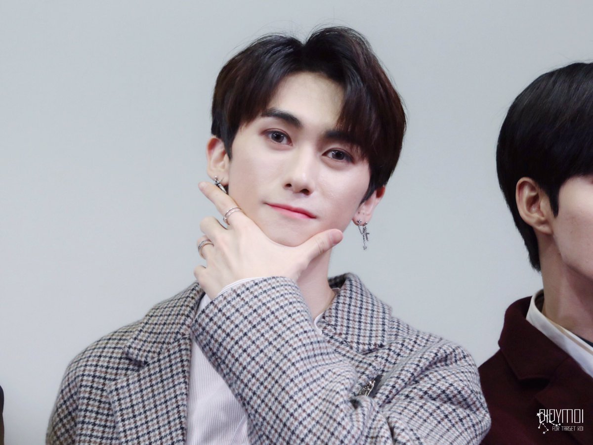 Didymoi96's tweet photo. 190120 나고야

로이모닝☀️ 웅이 보고싶은 아침🥰🥰워니여러분두 타겟두 오늘하루 화이팅하세여❤️❤️
#TARGET #타겟 #ROI #로이 #주영웅
@TARGET7_K 
@target7official 
@target7japan

✴︎https://t.co/VJazW11Lh2
✴︎https://t.co/53mU578Bt1 https://t.co/BzUcOV3xTS