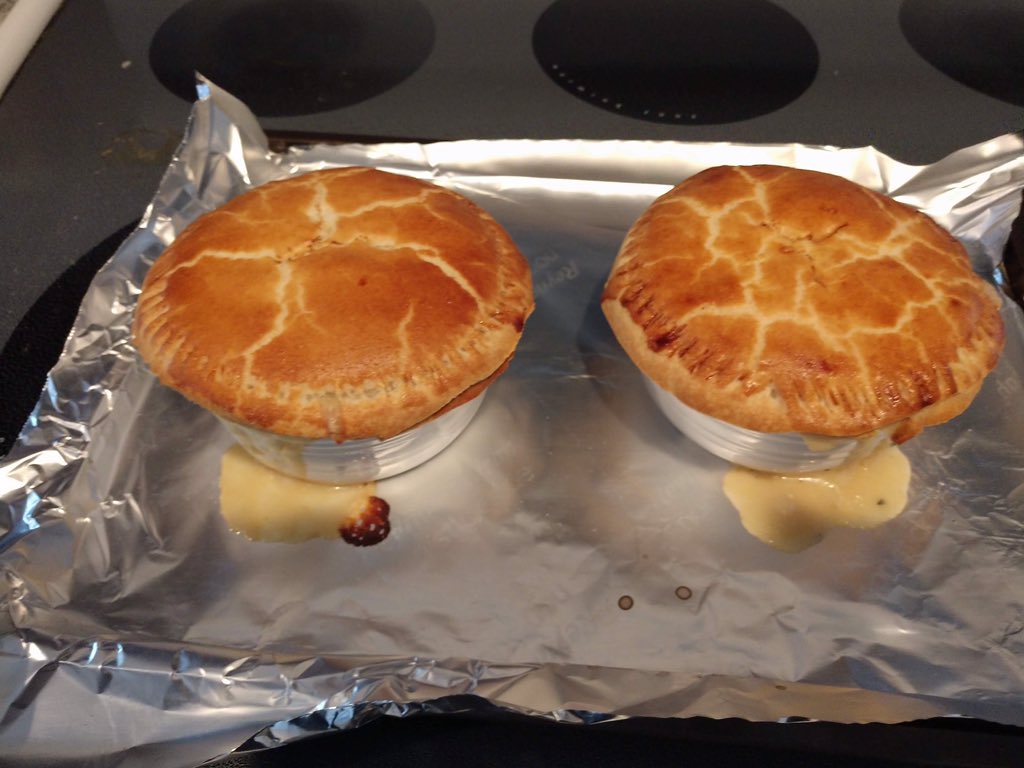 SigningConnecti's tweet image. Sister Time on a Saturday Night!! This was fabulous... @SmithShellie made the hottest recipe on the internet!! 
#TODAYshow #chickenpotpie @QuinnDaly @CarsonDaly #carbsaregood #comfortfood 
#breaktheinternet