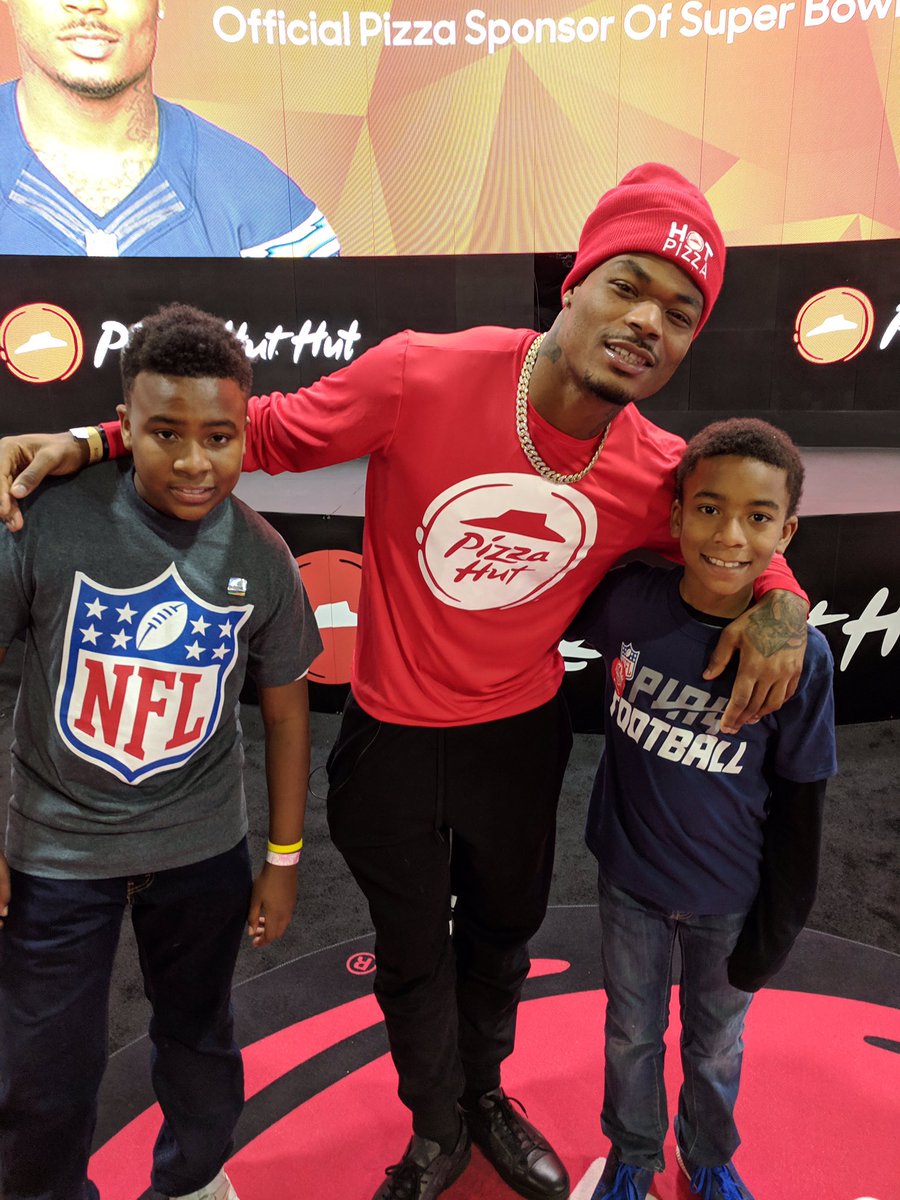 Hanging out with Pizza Hut at #SBLIII working on my dance moves ‼️ #PizzaHutHut #PizzaHutpartner