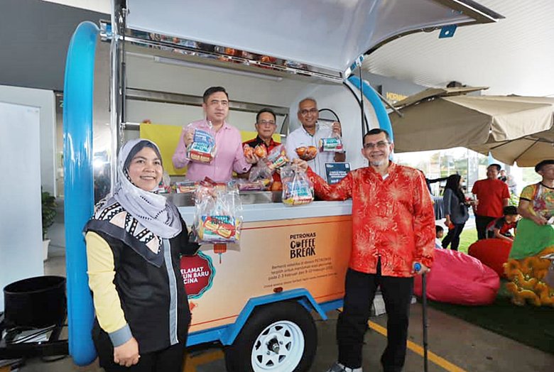MotorTraderMY's tweet photo. Doing the 'Balik kampung' journey this weekend? There's free coffee and snacks at 150 #PETRONAS stations nationwide today (and also on February 9/10 https://t.co/77YN23nsD4
#PETRONASCoffeeBreak2019 https://t.co/E1K4xUNIYW