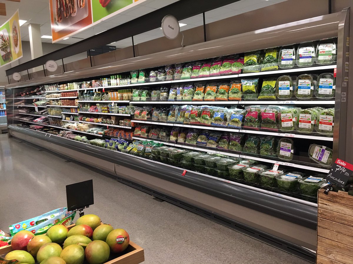 pickford_erika's tweet image. Zoning pfresh for Super Bowl Sunday on this wet Saturday afternoon while greeting guests! #freshnessfirst #Staturdayzoning #guestsfirst #T2270  @831Larry