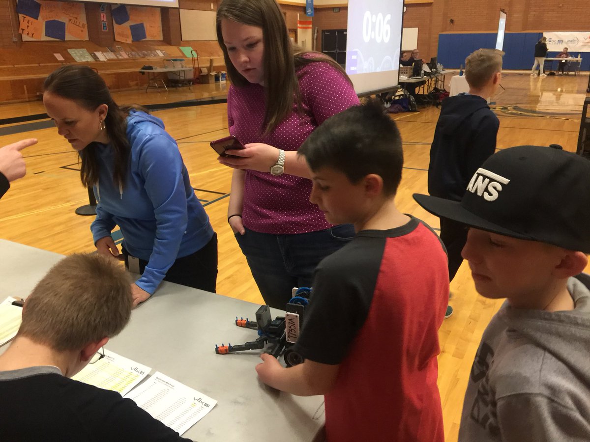 MuirElementary's tweet image. Fun to watch our VEXIQ team compete today!  #TeachInDavis #MuirLionPride