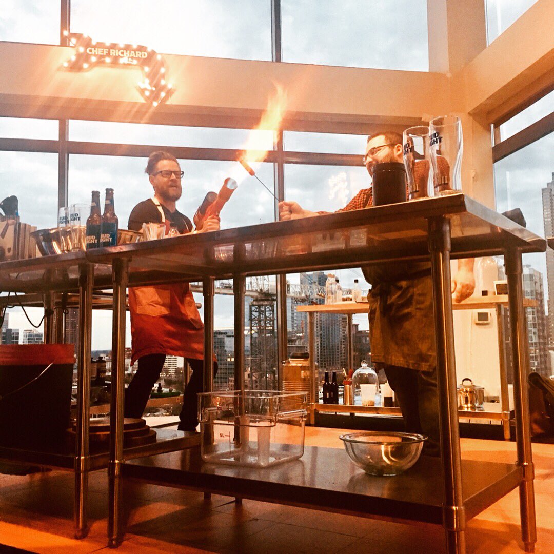 EBGExperiences's tweet photo. #Celebritychefs @richardblais
@elikirschtein bringing the #heat. #itsgettinghotinhere 🔥🔥#liquidnitrogen #SBLIII #corporateevents #culinaryevents #ebgexperiences https://t.co/ayVQk3sIHk