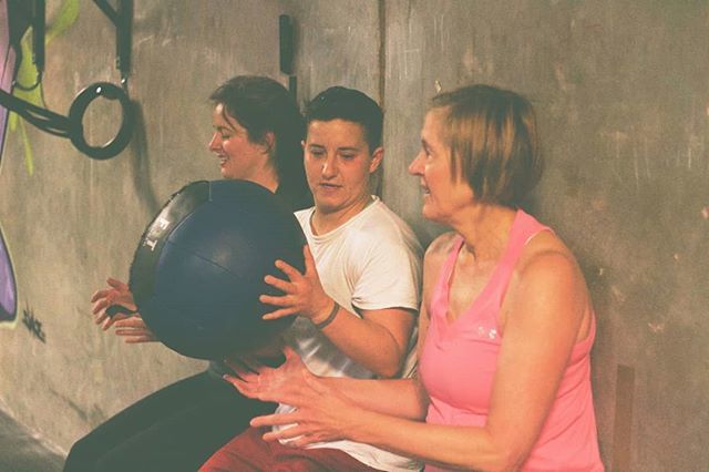 CrossFitREP's tweet image. Pass it on de' left hand side.