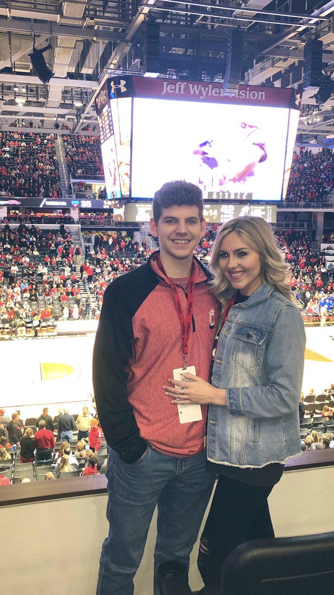 abbiegibson2's tweet photo. Big UC fans #bearcats #trustaff #suitelife https://t.co/nR2FJ5bUWU