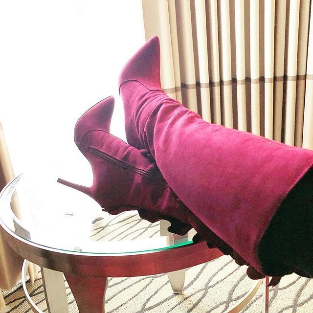 When you’re #workingontheweekend it’s a little easier with a @shoedazzle #bootdebut - great #winecolor with a #ruffle on the back! #shoelove365 #shoelove #shoelover #heellover #bootlover #newshoes #chicago @roaaoms @dentalcarealliance @dcacareers #oralsu… bit.ly/2D3zcIN