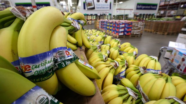CP24's tweet photo. Mississauga cashier stops robbery attempt by striking suspect with a banana https://t.co/juB1isoJQw https://t.co/fJY0lBY0AN