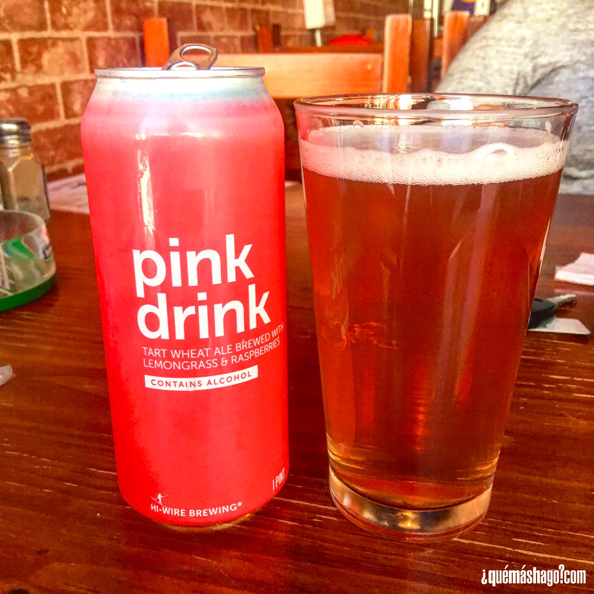 Nos gusta probar de vez en cuando y nos topamos con #PinkDrink. La compramos por el súper color de la lata que se ve hasta en el Faro a Colón. Cuando vas a comprar una cerveza y quieres probar algo nuevo, ¿te fijas en la etiqueta o en lo que contiene? Comenta qué opinas tú 🧐