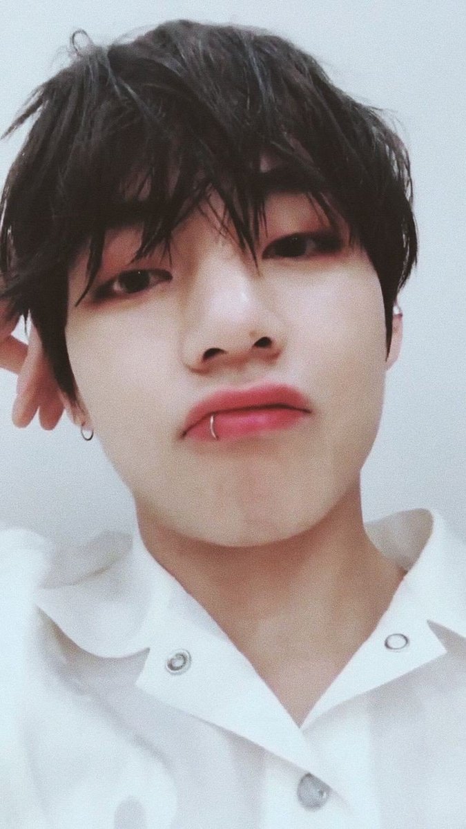 yoonminzed's tweet photo. if you see this tweet on your tl, you are required to drop your favorite photo/s of taehyung. here are mine: https://t.co/aBAo3MLoFq