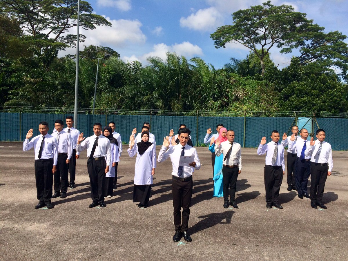 kdsrimedini's tweet photo. Majlis Angkat Sumpah Pegawai Kadet & anggota Lain-lain Pangkat Pengambilan 2018 yg disaksikan oleh Peg. Memerintah KD Sri Medini, Kdr. Ir. Dr. @NizamilFairuz. Congratulations & Welcome Aboard new crew!
#intake2018
#johor
#11ofUs
#navyreserves
#rmnvr
#psstldm
@PsstldmOfficial https://t.co/3Na65KSpRP