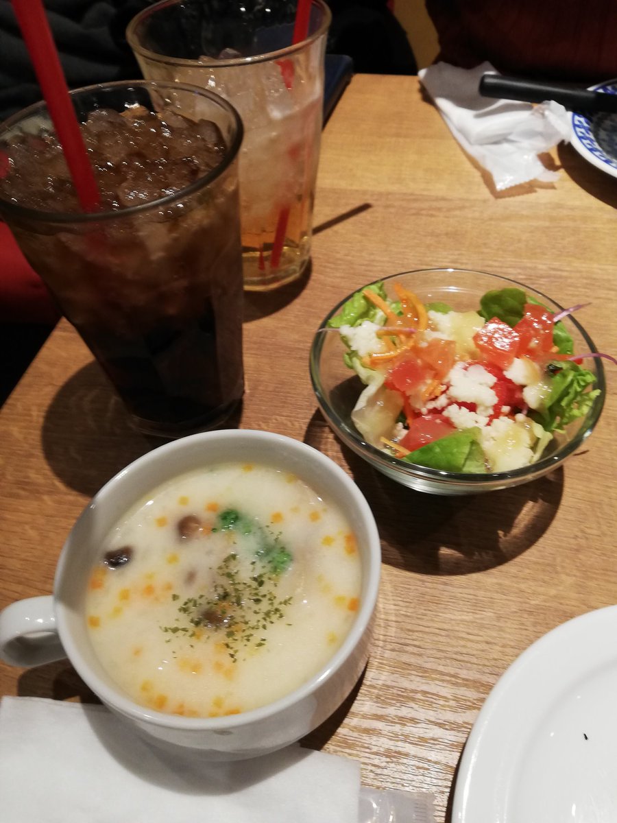 Ren 新宿御苑前 ピッツァナポレターノカフェ でやってるピザ食べ放題セットを食べてきた 焼き立てのピザ 1枚をテーブルに運んでもらう他に ビュッフェスタイルで各種ピザを取って食べられる ドリンク サラダ スープも付いて1 100円 ピザ食べ放題で Ren 新宿御苑前 ピッツァナポレターノカフェ でやってるピザ食べ放題セットを食べてきた 焼き立てのピザ 1枚をテーブルに運んでもらう他に ビュッフェスタイルで各種ピザを取って食べられる ドリンク サラダ スープも付いて1 100円 ピザ食べ放題で