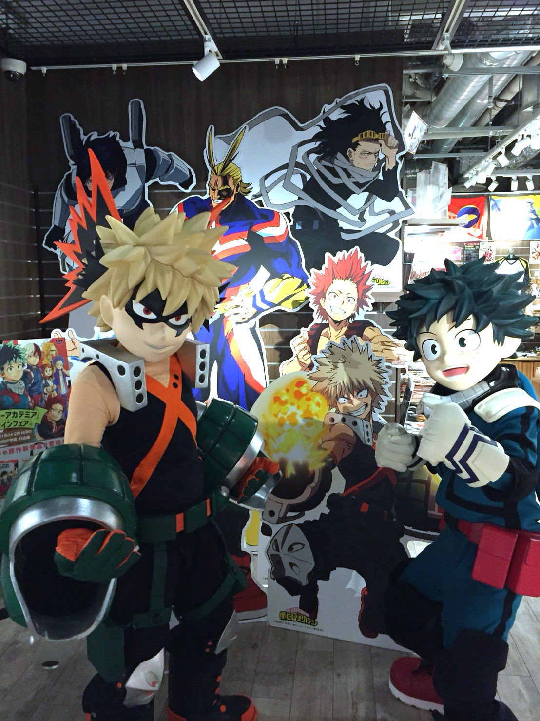 ジャンプショップ Jump Shop 公式 Jump Shop大阪梅田店に 僕のヒーローアカデミア 緑谷出久 爆豪勝己が来た この後13時 Jump Shop大阪梅田店に緑谷出久 爆豪勝己が登場予定 是非遊びに来てくれよな 2月3日 日 13時 15時