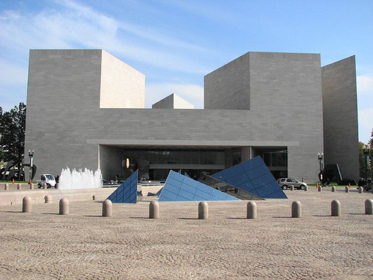 40 years after its completion, I.M. Pei’s East Building is still a masterpiece. Take a look: bit.ly/2UeHXYe https://t.co/2KcjdVQC8B