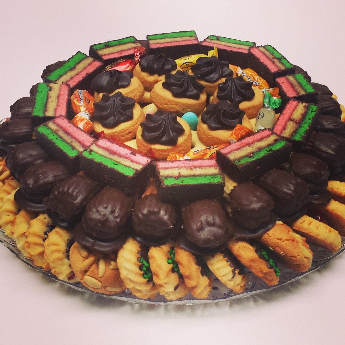 VENIEROSdessert's tweet photo. MMMMmmmmmmm!!! Check out this #cookietray https://t.co/3BQabhCLCz