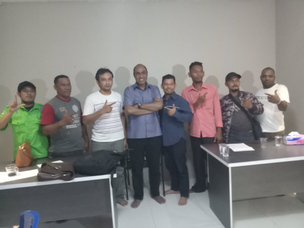 AlhamidIchal's tweet photo. Rumah Aspirasi PADI bersama Pak Wagub Papua Barat dan Mas #imanwicaksono maju untuk bersama menuju indonesia menang
@RRabrusun 
@CintaNKRI12 
@pacekey_id 
@hp_arel 
@TehTJEMPLUNG 
@tolakfitnah29 
@rockygerung https://t.co/6hIYbWmcXy
