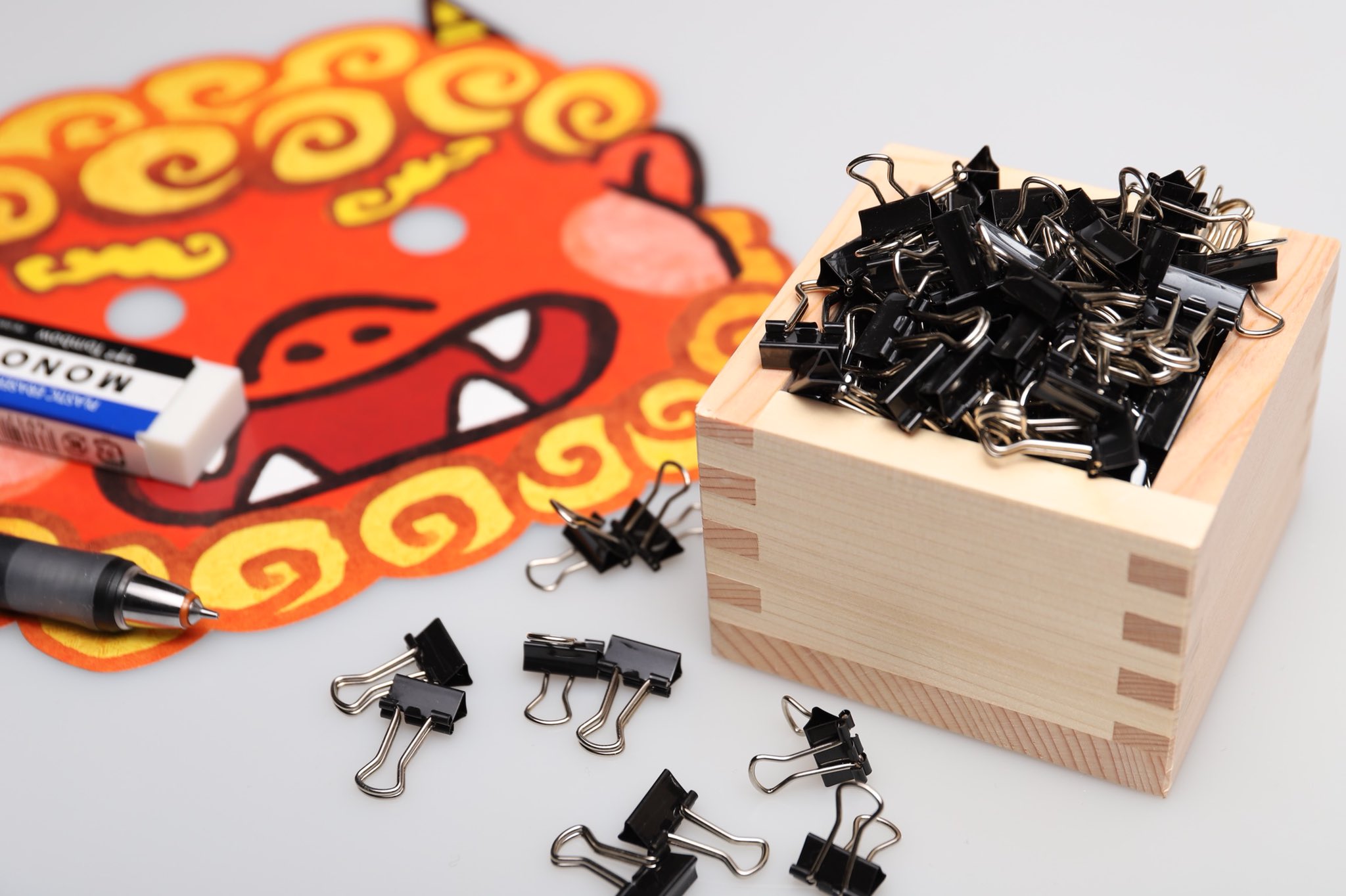 きだて たく ダブルクリップ はサイズが 特特大 特大 大 中 小 豆 極豆 粒 に分かれています メーカーにより細かな名称差あり 意外と知られていませんが 文房具マニアには毎年の節分にダブルクリップ 豆 をまいて鬼を祓う風習