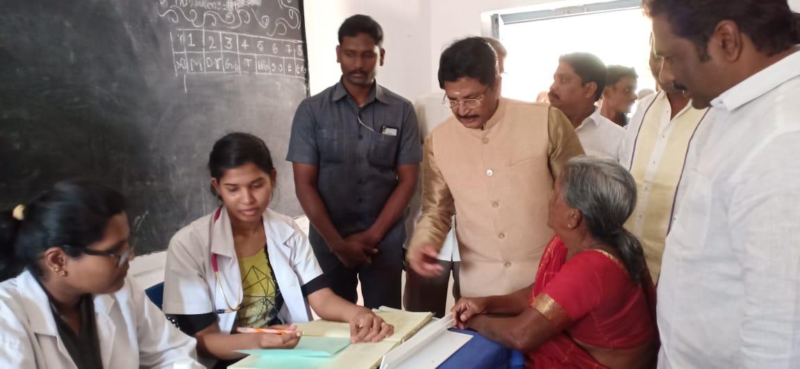 MPMuralimohan's tweet photo. మాగంటి మురళి మోహన్ చారిటబుల్ ట్రస్ట్ మరియు G S L మెడికల్ కాలేజ్ వారి సంయుక్త ఆధ్వర్యంలో కడియం “శ్రీ ఆనం వెంకటరెడ్డి జిల్లా పరిషత్ హైస్కూల్ లోఏర్పాటు చేసిన మెగా మెడికల్ క్యాంపు” ప్రారంభించిన ఎంపీ శ్రీ మాగంటి మురళి మోహన్ గారు,కాపు కార్పొరేషన్ డైరెక్టర్ శ్రీ వెలుగుబంటి ప్రసాద్గారు, https://t.co/0v56NiZL0l