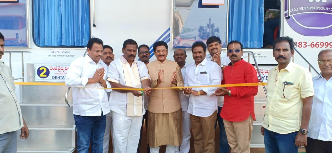 MPMuralimohan's tweet photo. మాగంటి మురళి మోహన్ చారిటబుల్ ట్రస్ట్ మరియు G S L మెడికల్ కాలేజ్ వారి సంయుక్త ఆధ్వర్యంలో కడియం “శ్రీ ఆనం వెంకటరెడ్డి జిల్లా పరిషత్ హైస్కూల్ లోఏర్పాటు చేసిన మెగా మెడికల్ క్యాంపు” ప్రారంభించిన ఎంపీ శ్రీ మాగంటి మురళి మోహన్ గారు,కాపు కార్పొరేషన్ డైరెక్టర్ శ్రీ వెలుగుబంటి ప్రసాద్గారు, https://t.co/0v56NiZL0l