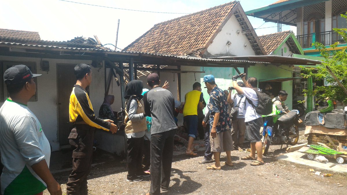 HeryawanSigit's tweet photo. Bahu membahu PLD, Pemdes, Camat, TNI &amp; Polri, BPBD dan Kader desa  membantu korban bencana dibeberapa desa di Kecamatan Sedati Kabupaten Sidoarjo 03 Pebruari 2019
#TPPIJawaTimur 
#tppdeltasidoarjo
@jokowi
@EkoSandjojo 
@fachrilabalado 
@taufikmadjid71 
@anwsanusi 
@DewantoAndry https://t.co/4S4QsH7K3L