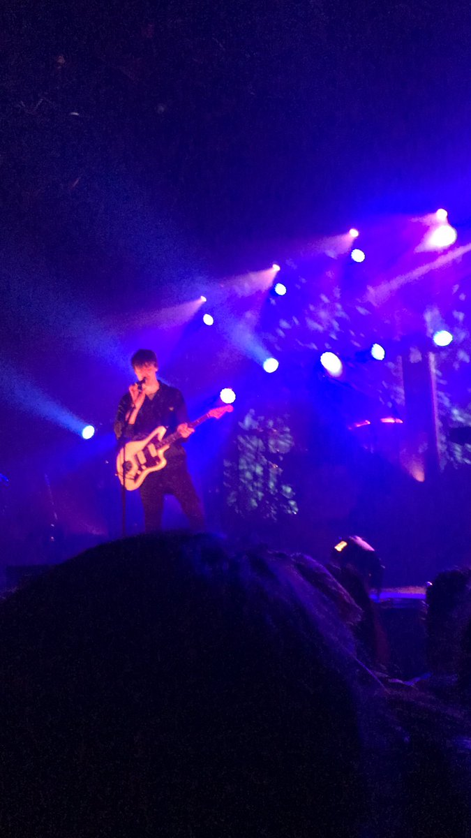 notsofie25's tweet photo. i got to see my favorite band ever tonight with my best friend and it was totally worth standing outside for 4 hours. i’ve never been to a better concert with a better experience https://t.co/EtZSPrQwSY