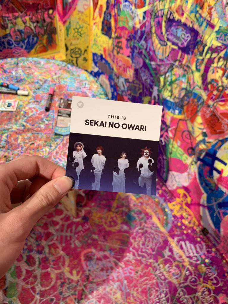 sukenoowari's tweet photo. #セカオワ_onSpotify 
行ってきたぞ！
まだステッカーあったよ俺が行った時は＼_(･ω･`)ｺｺ重要!

凄かったですね
マジで描いたんだなぁと、写真じゃないんだなぁと

僕はぼっち極めてるので一人で行ったし写真も撮ってもらいませんでした。 https://t.co/OHBfEsp1Of