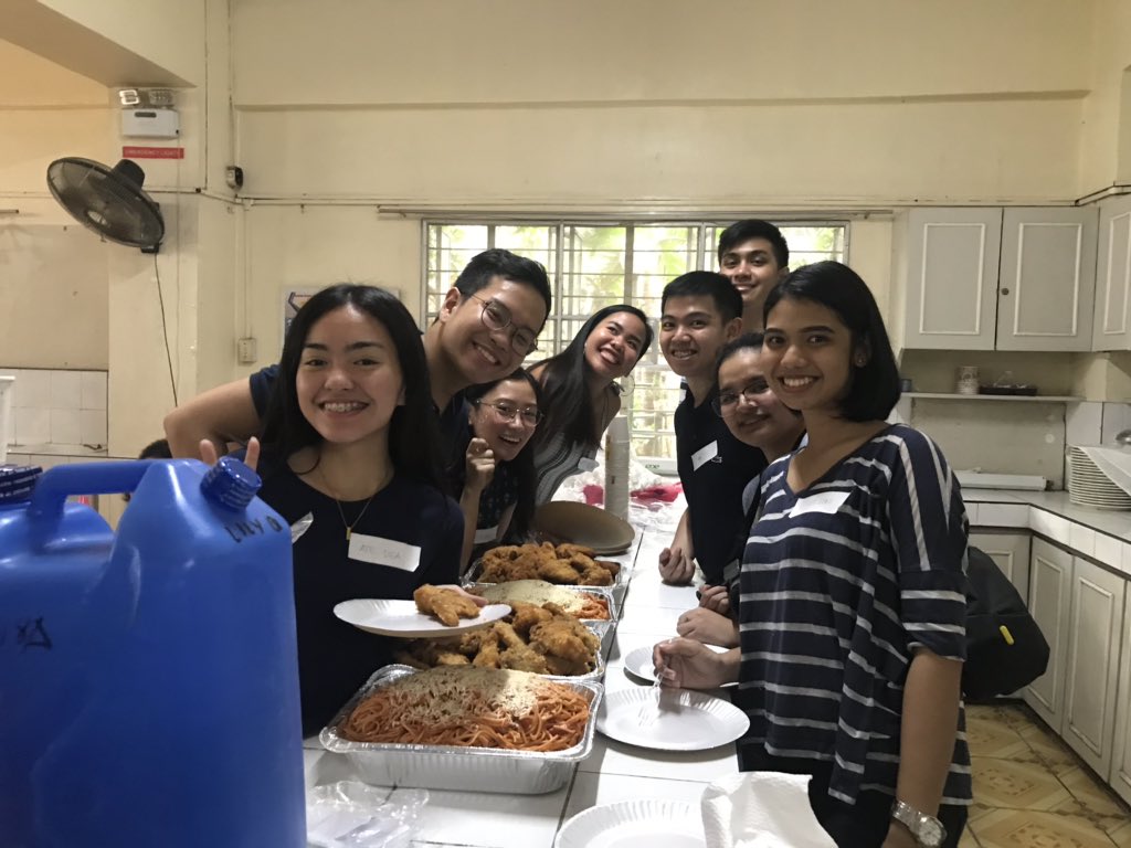 LakasdiwaAMV's tweet photo. Giving back really does make people a whole lot happier!
Our volunteers are excited to distribute the food they brought for the kids.
#LDGivesback
#UphoLDtheLegacy
#AMVCOMELEC1819 https://t.co/rxYvlk1mRK