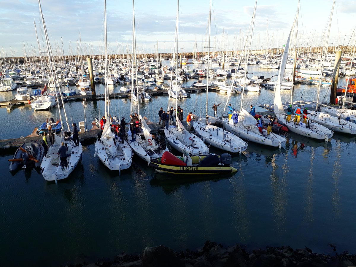 teamvoile_ecn's tweet photo. Les équipages de première et deuxième année de l'@CentraleNantes
gréé leur bateau pour ce deuxième jour de régate au défi voile des étudiants organisé à la maison par l'@APCC_Com et @FFSportU ⛵
#ShakTheFuture
#SailTheFuture https://t.co/V5gGcv3QG3