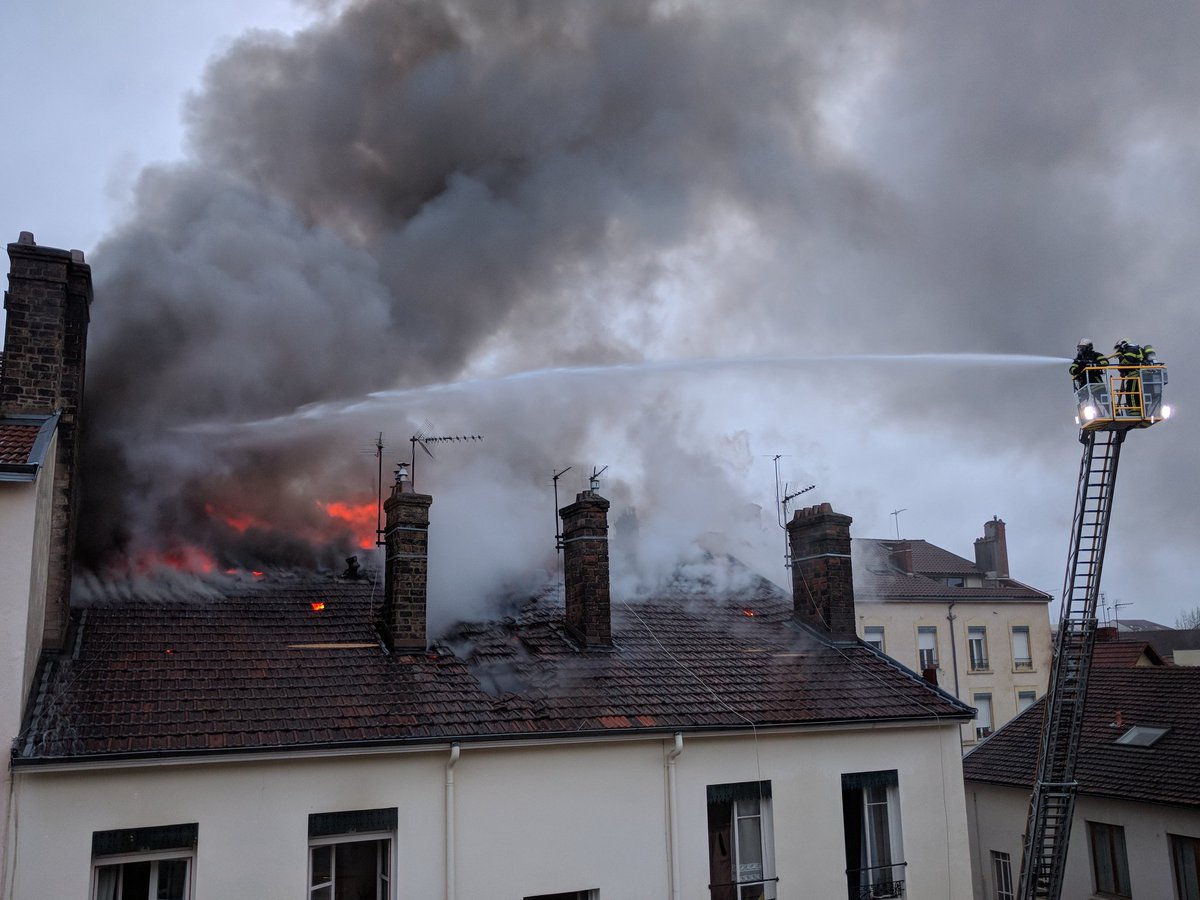 sybasler's tweet photo. #villeurbanne Incendie impressionnant ce matin rue Louis Braille... https://t.co/mHitTWeUn4