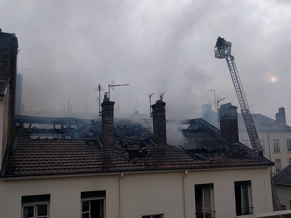 sybasler's tweet photo. #villeurbanne Incendie impressionnant ce matin rue Louis Braille... https://t.co/mHitTWeUn4