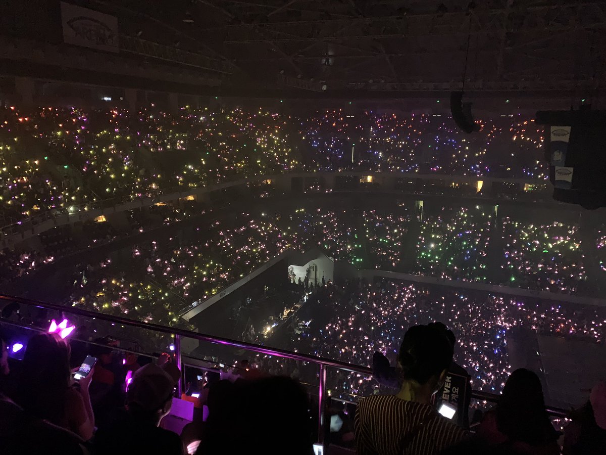 loverosie211's tweet photo. Barely there but the rainbow attempt was beautiful ❤️ I’m so thankful that I was a part of this pink ocean 💕 #BLACKPIKinMANILA https://t.co/0UIa9ikEYW