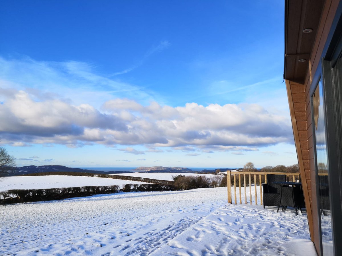 NWalesGlamping's tweet photo. It was a lovely day here yesterday @NWalesGlamping #northwalestweets #snowday #Glamping #snowyhottub #weekendgetaway @Glampsites @GoNorthWales @VisitNorthWales @GlampinglyHQ @Airbnb https://t.co/1eN4xyoMmK