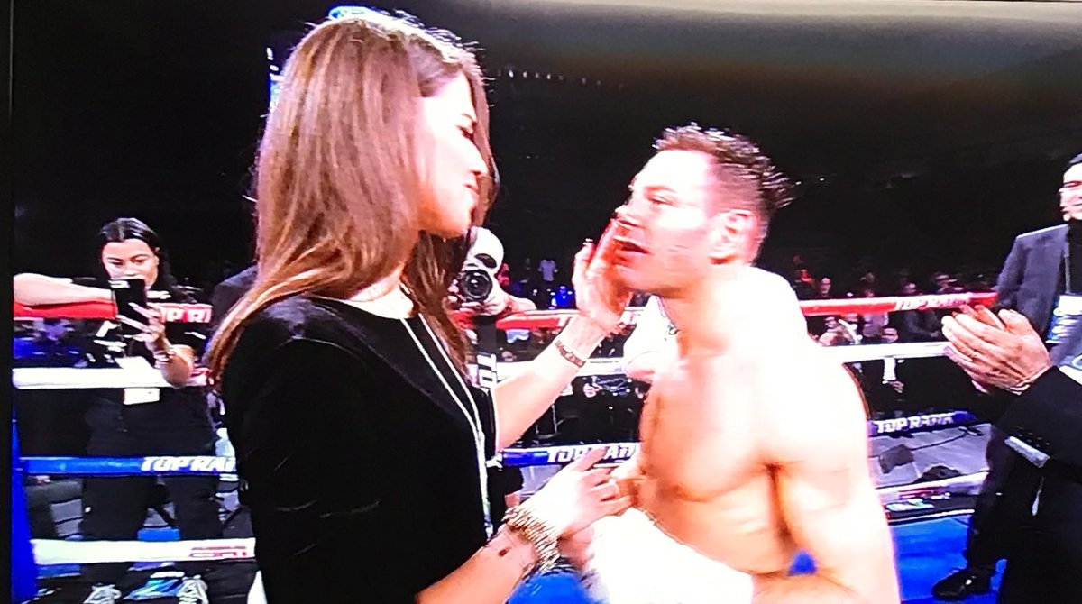 LeoBenatar's tweet photo. Terminó el combate y Tommasone puso rodilla en tierra una vez mas, pero para proponerle matrimonio a su novia #Valdez #Tommasone #Boxeo https://t.co/OJ7a34BGv4