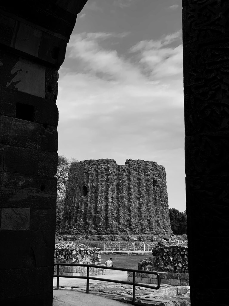 builthistories's tweet photo. Iltutmish Tomb and Alai Minar, Qutb complex, Delhi.
#WorldHeritage #Delhi #QutbComplex https://t.co/bDAy2AJblM