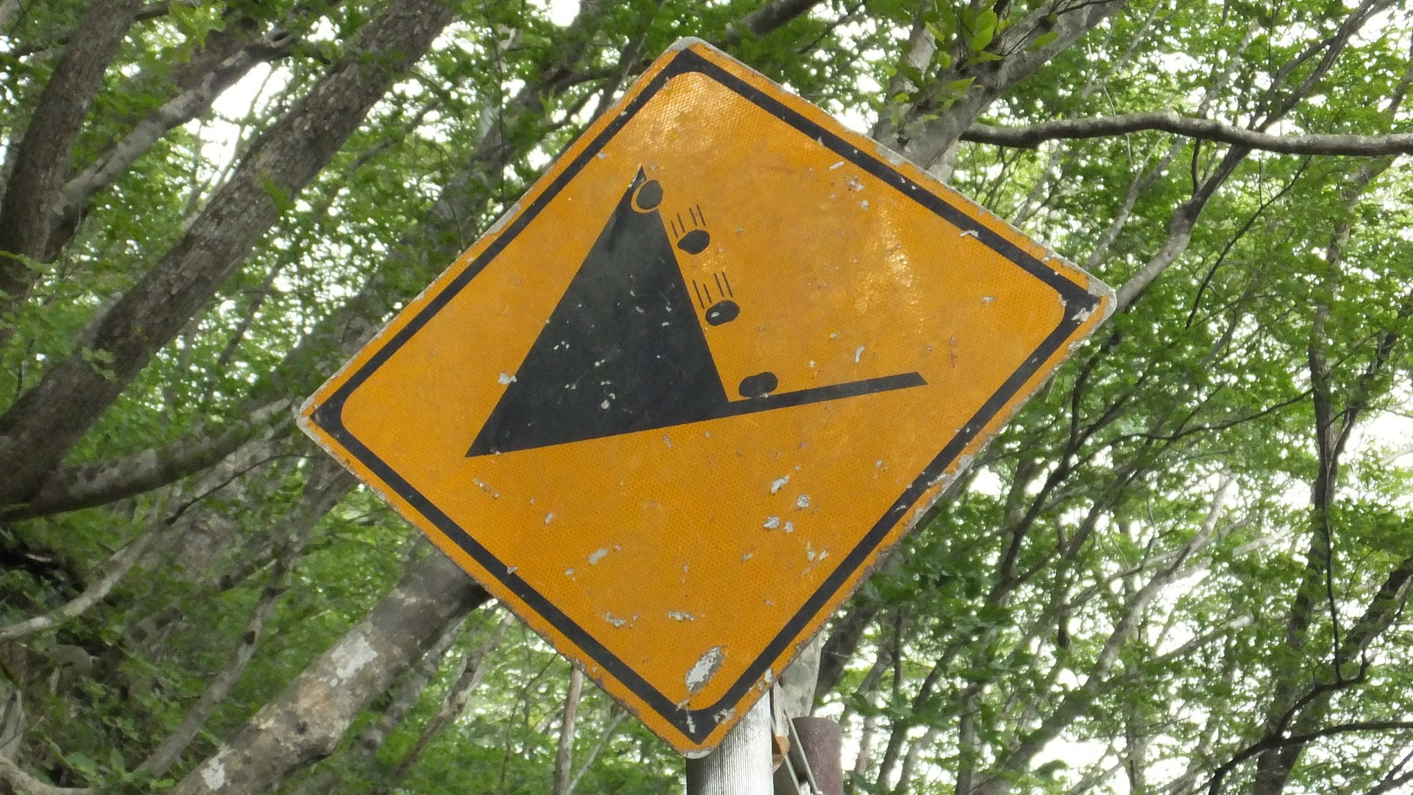 日本の道路標識bot Twitterren 落石のおそれあり 9の2 上から落ちてくる石に注意しろという意味ではなく 注意のしようがない 路上に落ちている石に注意という意味 砂利のような小さな石でも踏むとスリップするおそれがあり 危険 標識によって石の形に