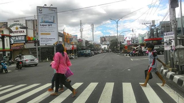 kabarMGL's tweet photo. #PicMGL - Selamat siang wan kawan. Sedikit mendung di Pasar Rejowinangun minggu siang ini.
Loc: Shopping Kota magelang
.
.
.
#magelang #muntilan #temanggung #purworejo #kedu #mungkid #secang #borobudur #yogya #jogja #sleman #ayokemagelang #wisatamagelan… https://t.co/9xjza2lzXX https://t.co/PH8vkYJaqn