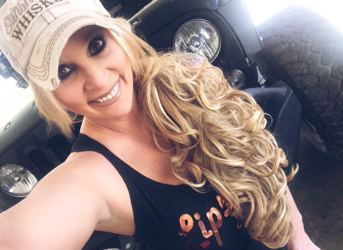 7026saki's tweet photo. Living my best Jeep Life!! 🙌🏼 #60degreestoday #eastTNjeepgirl #livingmybestlife #livelifelaughing #lipstick&whiskey #mud&mascara #whitegirlneedatan! 🤦♀️😳🤪🤣 https://t.co/3uK0zAK2iM