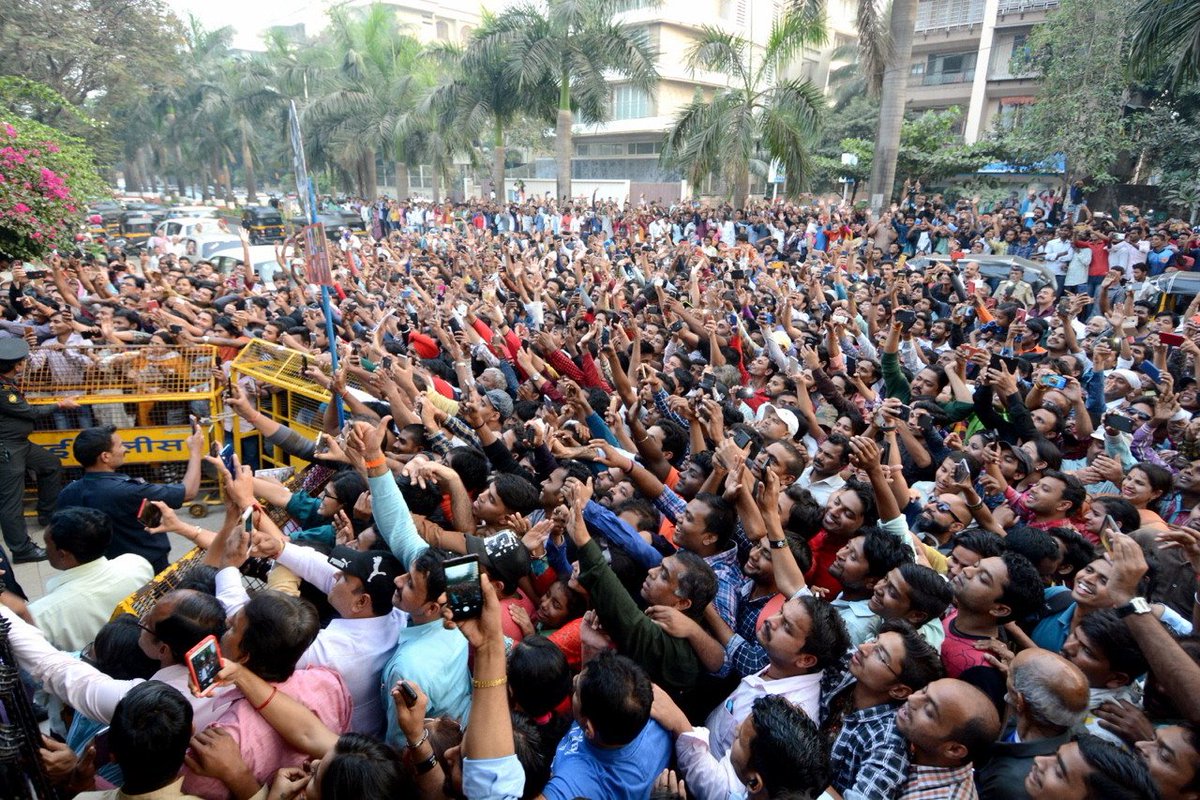 ManishK89979565's tweet image. डॉक्टर भी दे देता है जवाब , कि बच्चन फीवर  का मेरे पास कोई इलाज़ नहीं......उतार सके जो बच्चन की दीवानगी , मेरे दवाखाने की इतनी औकात नहीं.....🙇Very Very Sorry मेरा पेशा रोगी ठीक करना है , लेकिन अफ़सोस😍दीवानों को देने के लिये मेरे पास कोई खुराक नहीं.....!!🙏~ Ef
#50YearsOfAB