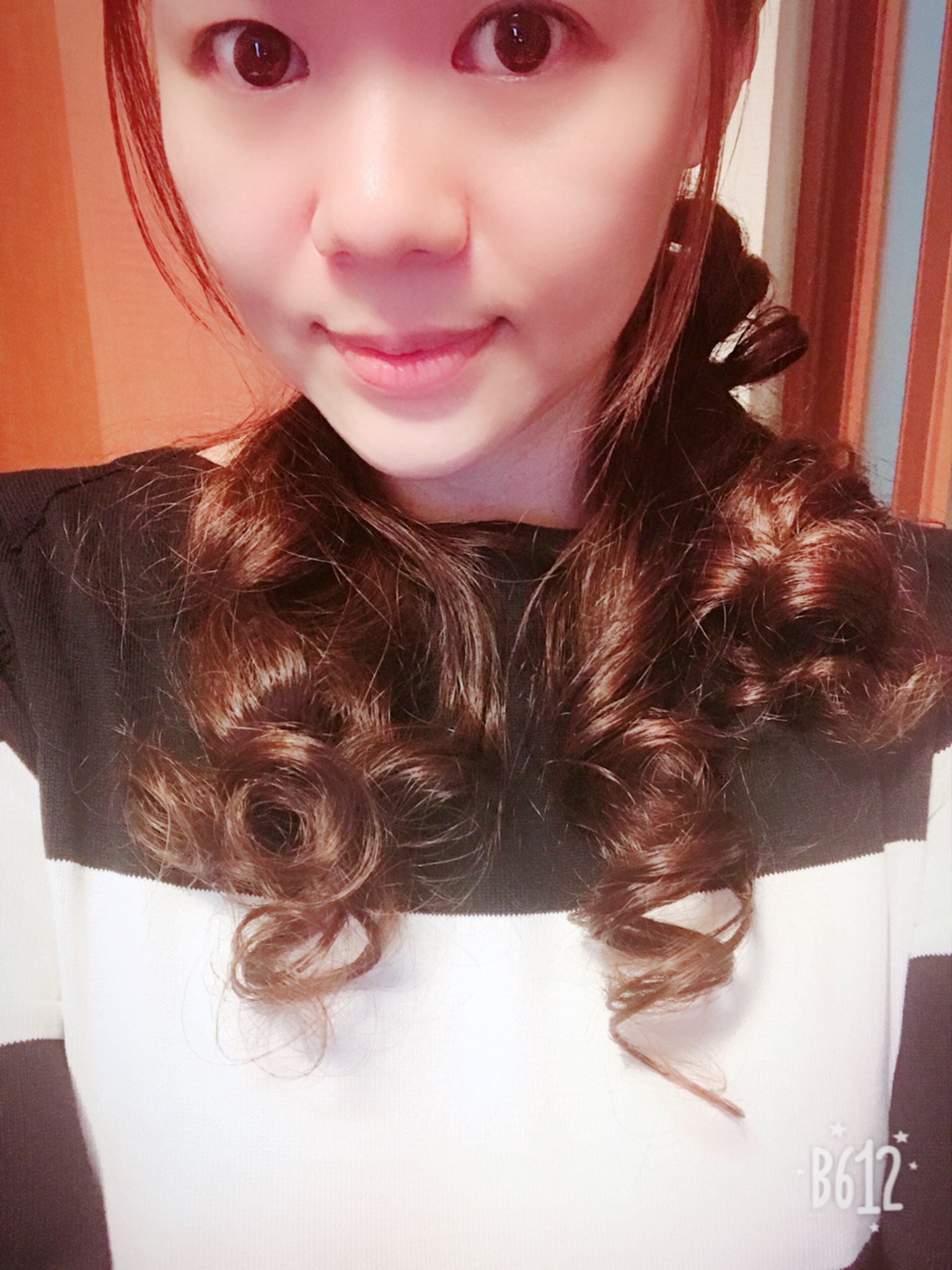 Tohko ダイソー で買った スポンジヘアカーラー すごい 私みたいに髪長くてもたった6個のカーラーで全体が巻き髪 に 髪全体をまず２つに分けて 左右3個ずつ巻いて寝て 朝起きたら巻き髪完成 コテで巻くのが苦手な私には嬉しいアイテム発見 Tohko