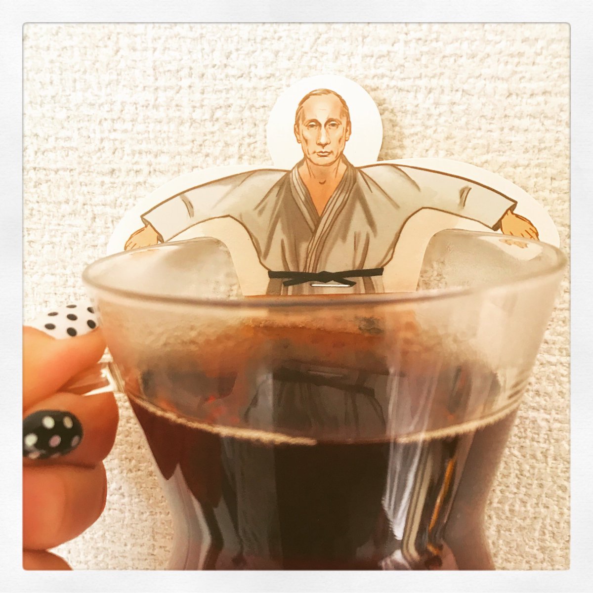 プーチン ロシア土産の紅茶が強すぎるデザインだった 流石おそロシア どう見ても血の海の中で満足げにしてるようにしか見えない Togetter プーチン ロシア土産の紅茶が強すぎるデザインだった 流石おそロシア どう見ても血の海の中で満足げにしてるようにしか見えない Togetter