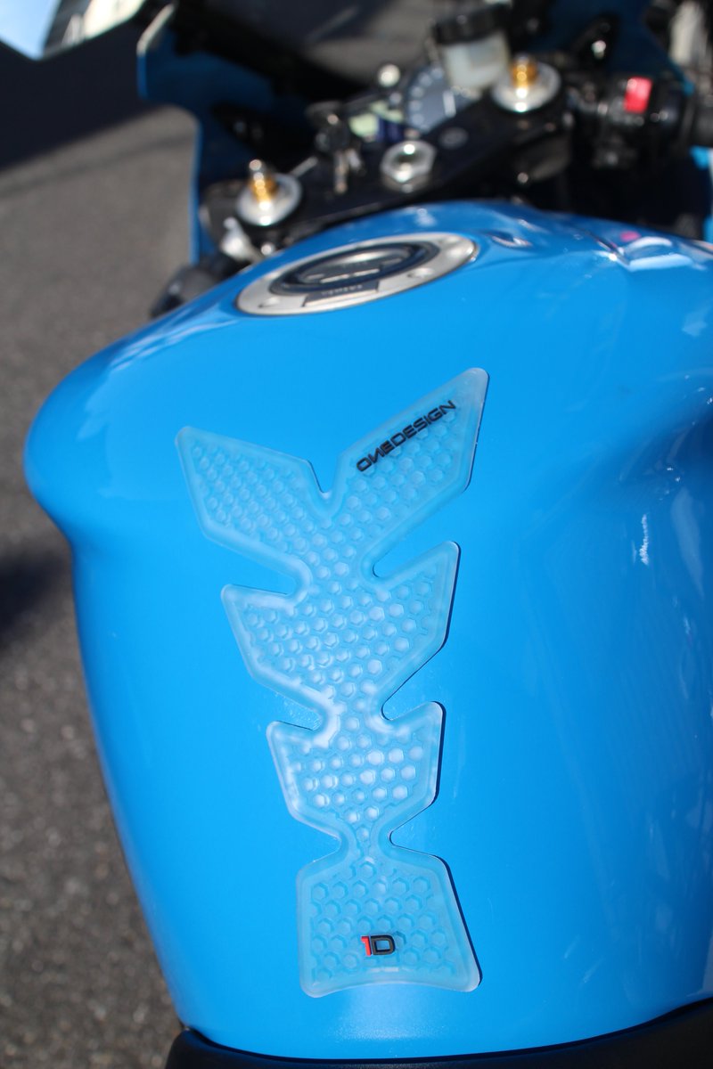 melciort's tweet image. すっごい良い天気ですね！
バイク日和なので、ちょっと近所の2りんかんでタンクパッドを購入。
透明タイプにしたけど、黒が良かったかも…ｗ；
#2りんかん #タンクパッド #1DS