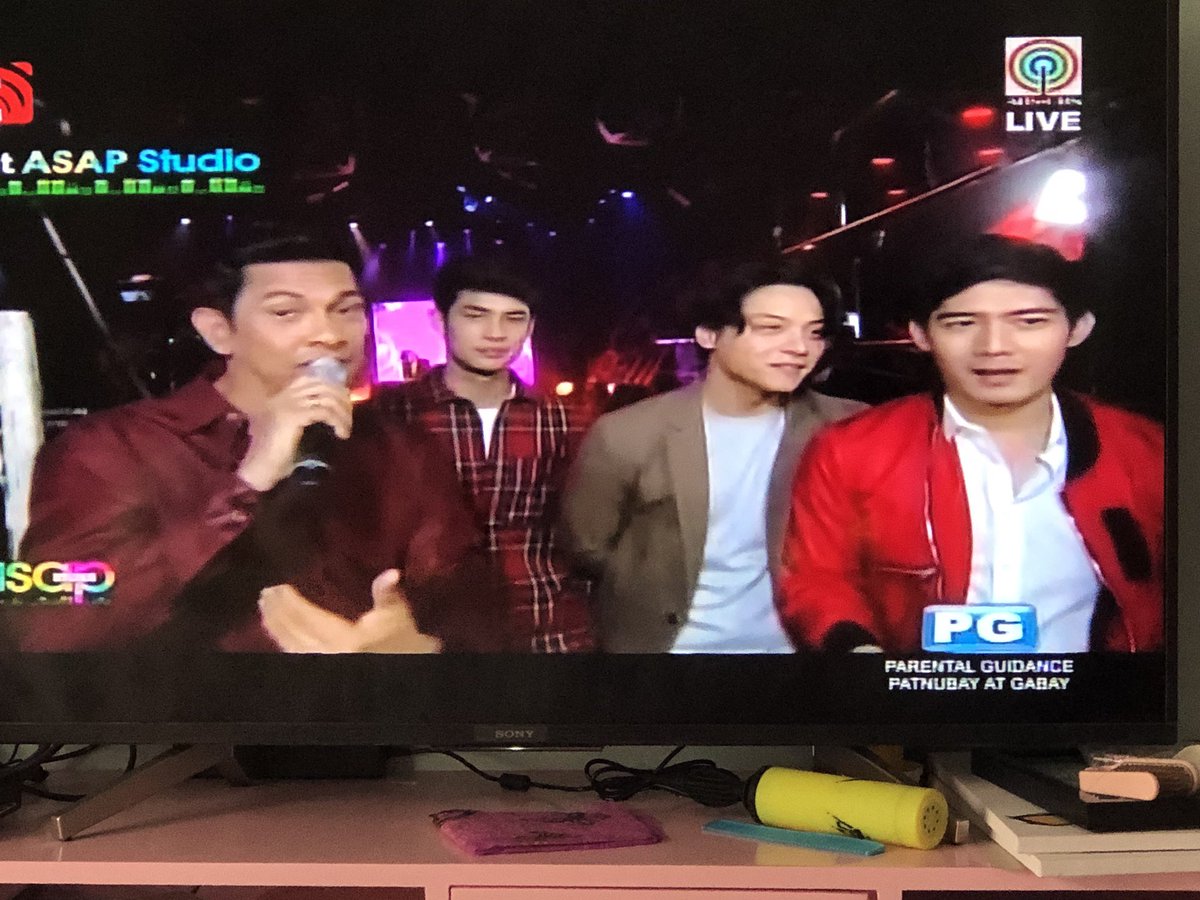 lovekosidonato's tweet photo. SANDALIII HOYYYY DANIEL AND DONNY 😭😭 @donnypangilinan @imdanielpadilla #iWantDonnyPangilinan #DanielOnAsapNatinTo https://t.co/7cqZhsPI7i