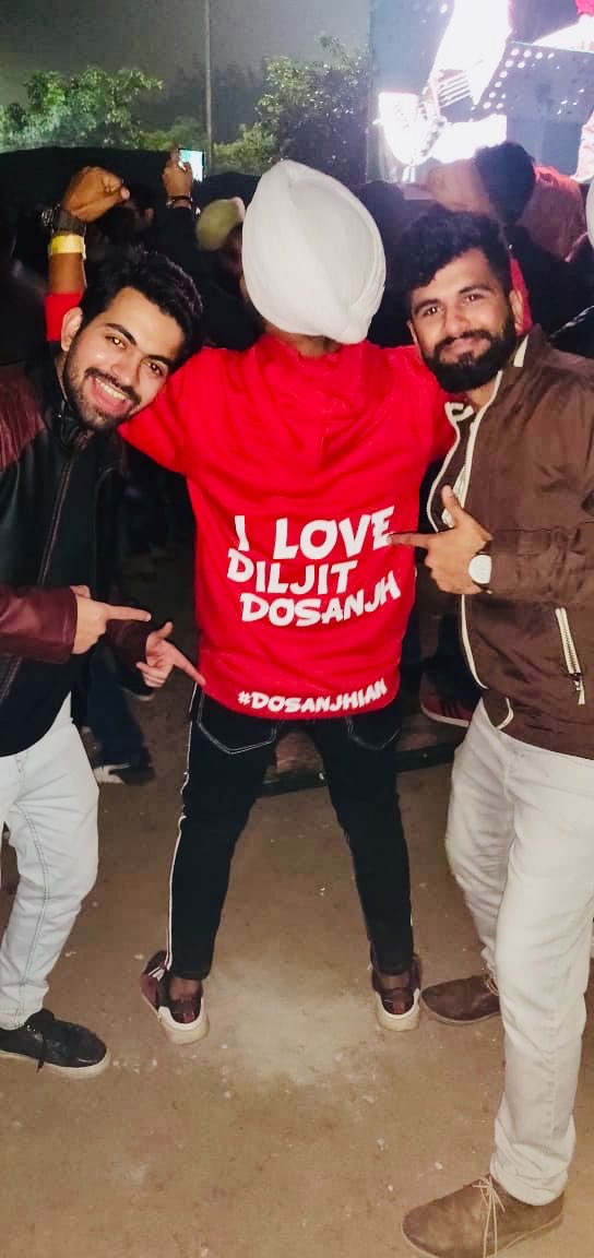 DAPPER_RAAZ's tweet photo. @diljitdosanjh @gaana this hoodie only for u vre love u so much❤️❤️❤️❤️❤️❤️ last night bahot he awsm c,,, mera fst live event😍😍😍😍 log tuhade fan ne aeh huddiee ne menu he famous krta❤️❤️❤️❤️❤️❤️ bahot sare fans ne pic click krai mere nal😍😍😍 diljit dosanjh power🤟😎  @diljitdosanjh @kalikwest https://t.co/JIqvuwHpMH